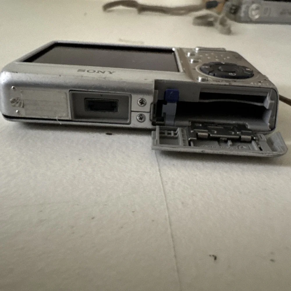 Sony Cyber-Shot DSC-T3 5.1MP Digital Camera Untested